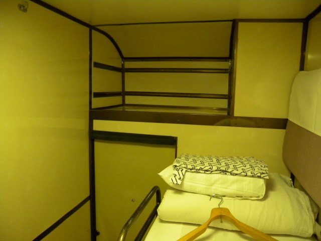 B寝台ソロは、ベッドが枕木方向に配列のタイプ。おかげで広々としていました。