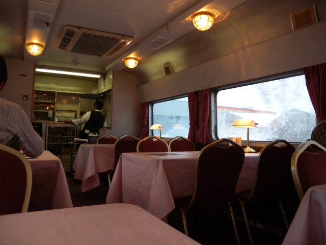 寝台特急では北斗星の他にカシオペアとトワイライト・エクスプレスの3列車しかない食堂車。